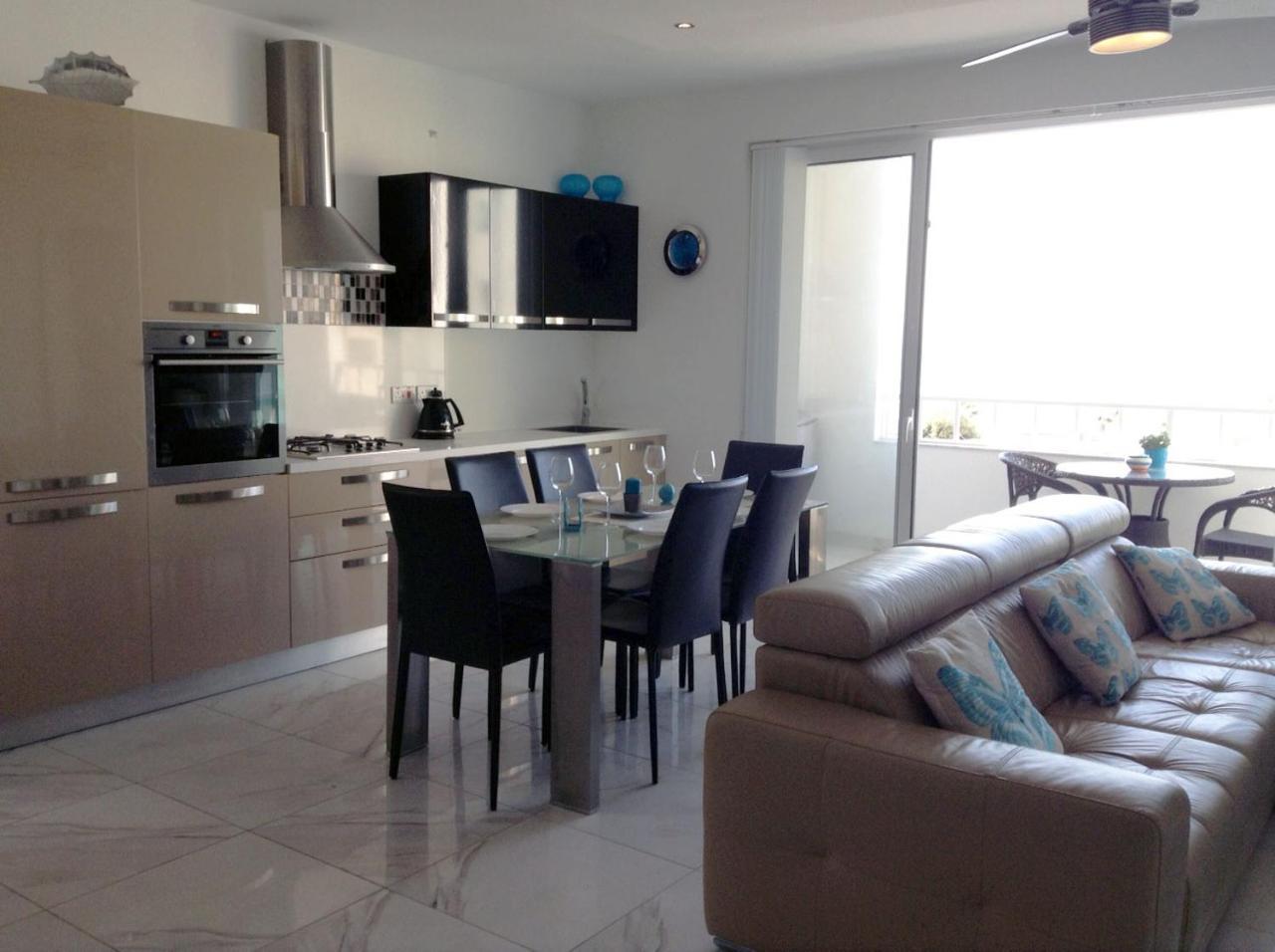 Apartment Seafront With Pool