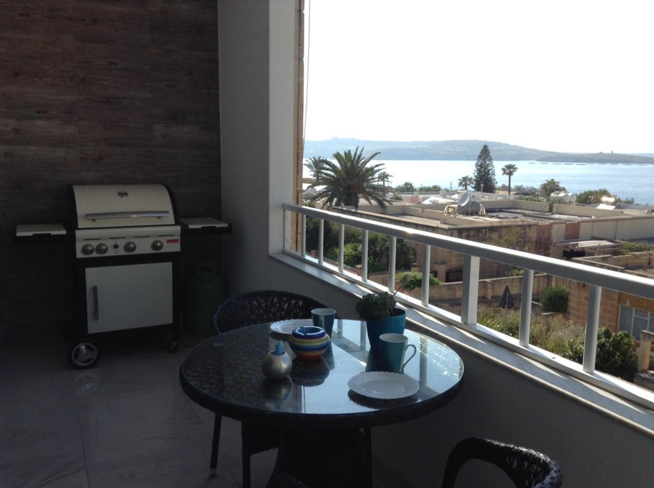 Seafront With Pool Apartment